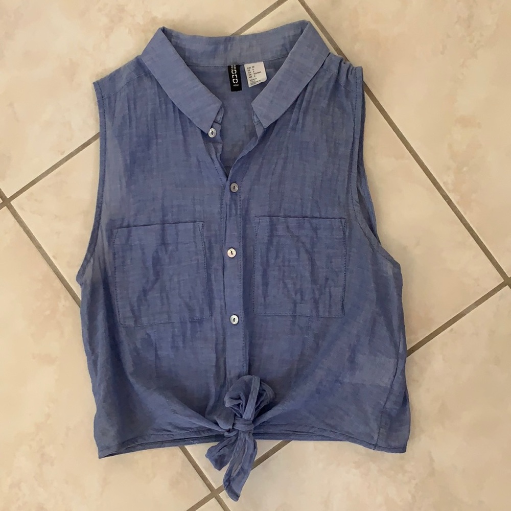 Blue sleeveless button up top